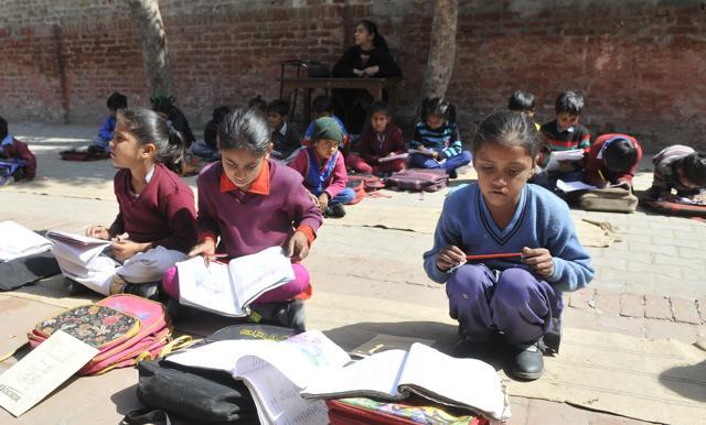 Students sitting in the open at Government Primary School at Doraha in Ludhiana on Monday. (HT Photo)