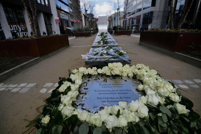 Wreaths are laid during the inauguration of a steel memorial by Belgian sculptor Jean-Henri Compere at the heart of the European Union institutions based in Brussels as the country marks the first anniversary of the twin Brussels attacks by Islamic extremists on March 22. (AFP Photo)