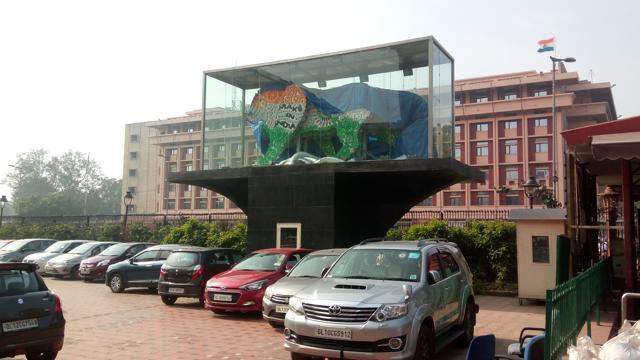 Make in India’s logo – a lion made of rotating gears – before being moved from its perch at Udyog Bhavan in Lutyen’s Zone in New Delhi (HT Photo) Make in India’s logo – a lion made of rotating gears – before being moved from its perch at Udyog Bhavan in Lutyen’s Zone in New Delhi (HT Photo)
