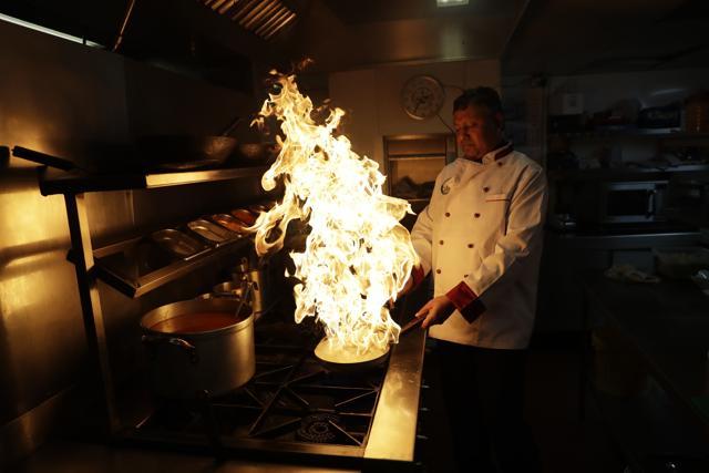 Chef Mohammed- Faizul Haque uses lemon juice to make flames as he demonstrates how to give a smokey flavour to dishes such as Kuchi Chilli Chicken at the Taste of India curry restaurant in London in March 9, 2017. (AP Photo) Chef Mohammed- Faizul Haque uses lemon juice to make flames as he demonstrates how to give a smokey flavour to dishes such as Kuchi Chilli Chicken at the Taste of India curry restaurant in London in March 9, 2017. (AP Photo)