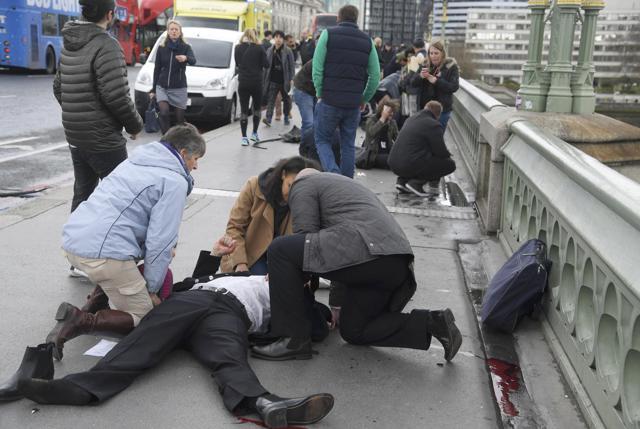 Injured people are assisted after an incident on Westminster Bridge in London, March 22, 2017. (REUTERS Photo) Injured people are assisted after an incident on Westminster Bridge in London, March 22, 2017. (REUTERS Photo)