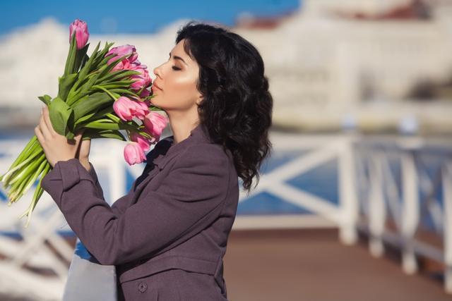 The researchers did not find the same association between olfactory function and social life in older men. (Shutterstock)