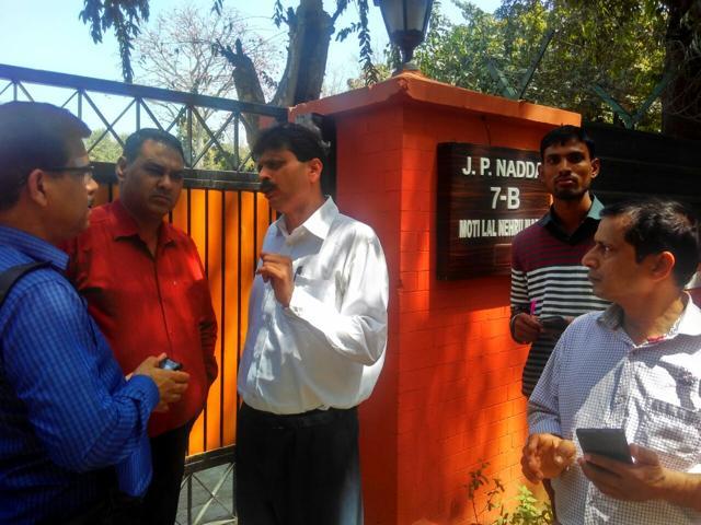 Parents and doctors supporting the students outside the health minister’s residence (Handout)