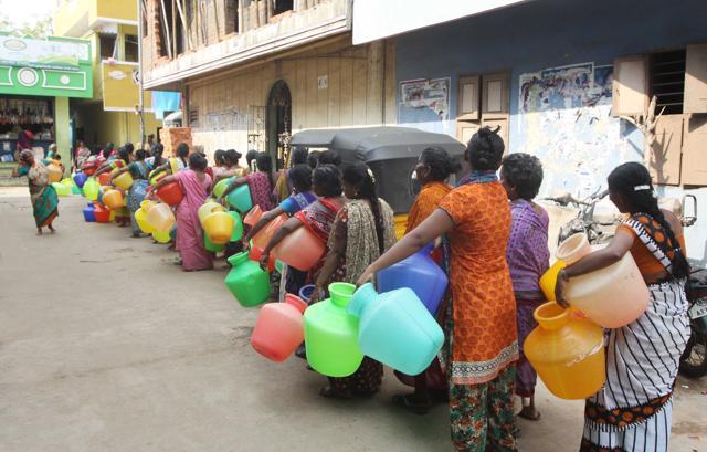 Women queueing up for drinking water, an everyday affair in the RK Nagar constituency. (HT Photo ) Women queueing up for drinking water, an everyday affair in the RK Nagar constituency. (HT Photo )