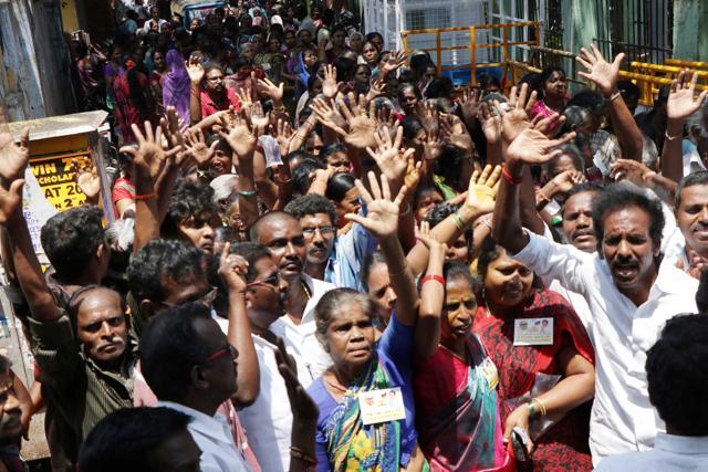 DMK candidate arrives to file nomination papers for RK Nagar bypoll. (HT Photo) DMK candidate arrives to file nomination papers for RK Nagar bypoll. (HT Photo)