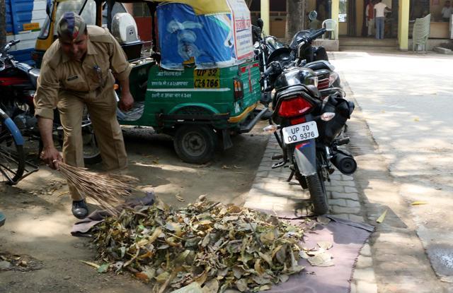 A cop cleaning the Gomti Nagar police station premises after CM Aditya Nath Yogi made a surprise inspection at Hazratganj kotwali on Thursday. (Deepak Gupta/ HT Photo) A cop cleaning the Gomti Nagar police station premises after CM Aditya Nath Yogi made a surprise inspection at Hazratganj kotwali on Thursday. (Deepak Gupta/ HT Photo)