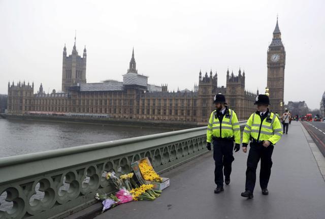 Flowers are placed at the scene of an attack on Westminster Bridge, in London, Britain. (Reuters Photo) Flowers are placed at the scene of an attack on Westminster Bridge, in London, Britain. (Reuters Photo)