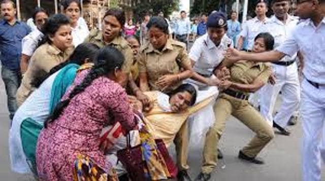 Activists protesting against child trafficking clash with the police on the streets of Kolkata in November 2016. (HT Photo) Activists protesting against child trafficking clash with the police on the streets of Kolkata in November 2016. (HT Photo)