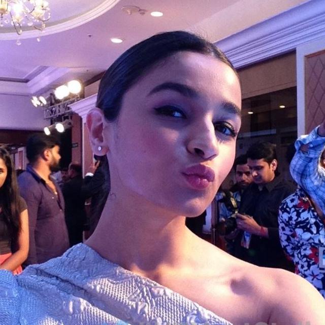 Alia Bhatt greeting her fans at the awards ceremony.