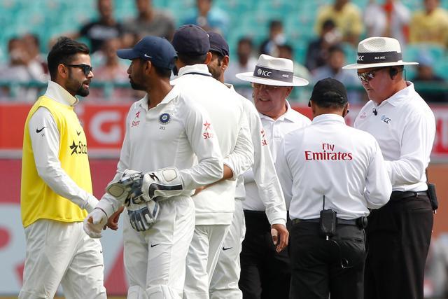 Virat Kohli talks to Wriddhiman Saha during day one of the fourth test match between India and Australia. (BCCI)