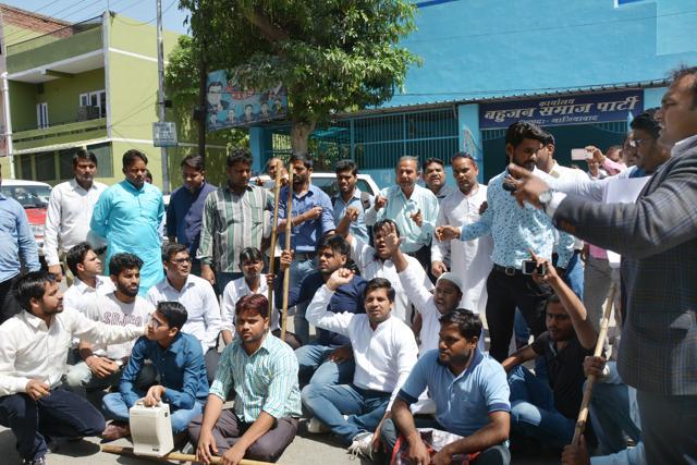 This is not the first time that protesters have levied allegations against BSP party leaders. Earlier, BSP MLA Amarpal Sharma also alleged that the party leadership took money for ticket distribution. (HT Photo)