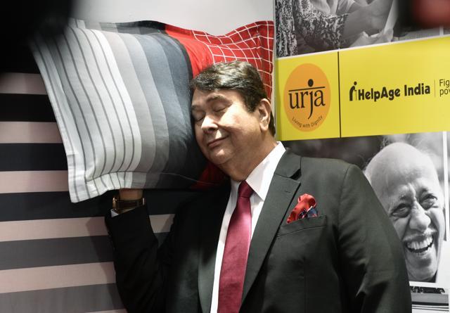 Veteran actor Randhir Kapoor indulges the photographers with a candid pose. (Pratik Chorge/HT Photo)