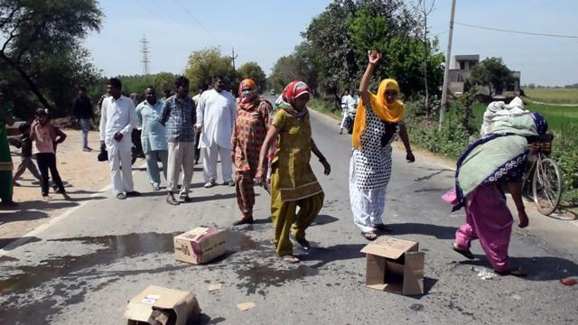 The protesting women throw liquor bottles on roads demanding shifting of a liquor shop from the village. (HT Photo) The protesting women throw liquor bottles on roads demanding shifting of a liquor shop from the village. (HT Photo)