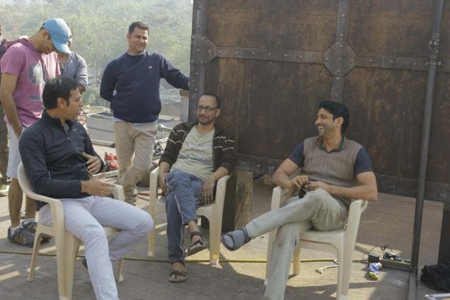 Farhan with actor Deepak Dobriyal, director (left) Ranjit Tiwari &amp; executive producer Hemraj Dogra (standing) at the jail set in Mumbai (Lucknow Central team)