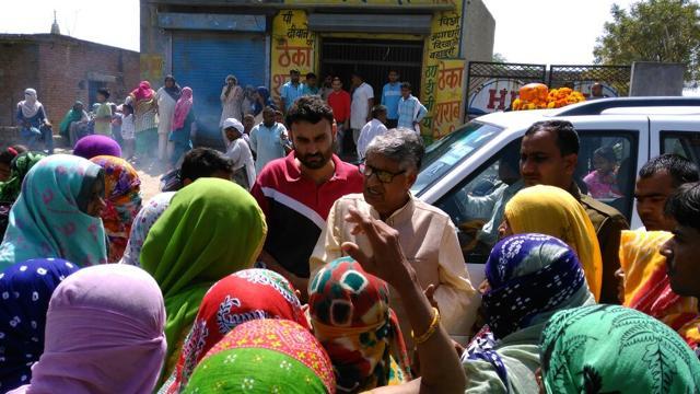 The women, who also blocked the village road for several hours, were pacified after an assurance of state backward class panel chairman Ram Chander Jangra. (HT Photo) The women, who also blocked the village road for several hours, were pacified after an assurance of state backward class panel chairman Ram Chander Jangra. (HT Photo)