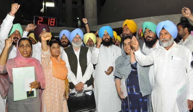 AAP and LIP legislators led by HS Phoolka after walkout from the Vidhan Sabha. (Keshav Singh/HT)