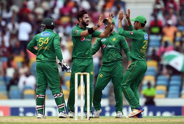 Pakistan's Imad Wasim (C) celebrates with teammates after dismissing West Indies' Marlon Samuels. (AFP/Getty Images)