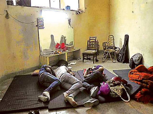 Labourers sleeping in green room. (Gurminder Singh/HT) Labourers sleeping in green room. (Gurminder Singh/HT)