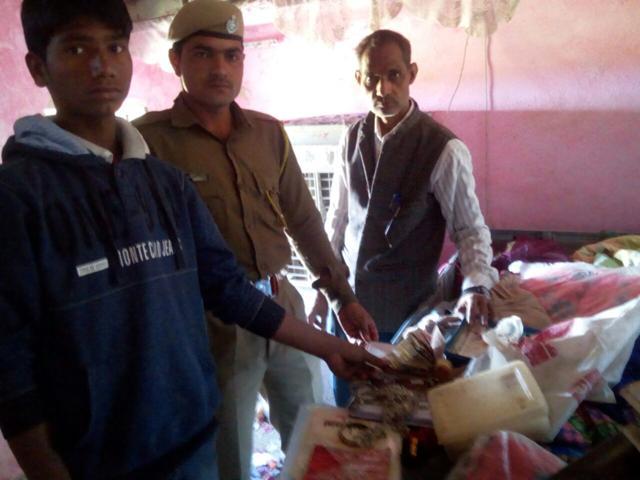 Suraj shows the cash and jewellery that his mother had saved. (HT Photo) Suraj shows the cash and jewellery that his mother had saved. (HT Photo)