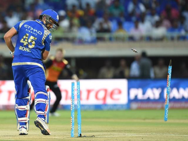“Bowled it”: Mumbai Indians skipper Rohit Sharma bowled out by Ashish Nehra during the IPL T20 match with Sunrisers Hyderabad at Dr YS Rajasekhara Reddy ACA-VDCA Cricket Stadium in Visakhapatnam on May 8 2016. (Vijayanand Gupta/ HT Photo ) 