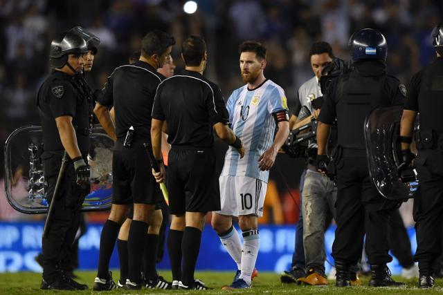 Lionel Messi argues with match officials in the half time of Argentina’s 2018 FIFA World Cup Russia South American qualifier football match against Chile in Buenos Aires, on March 23, 2017. (AFP)