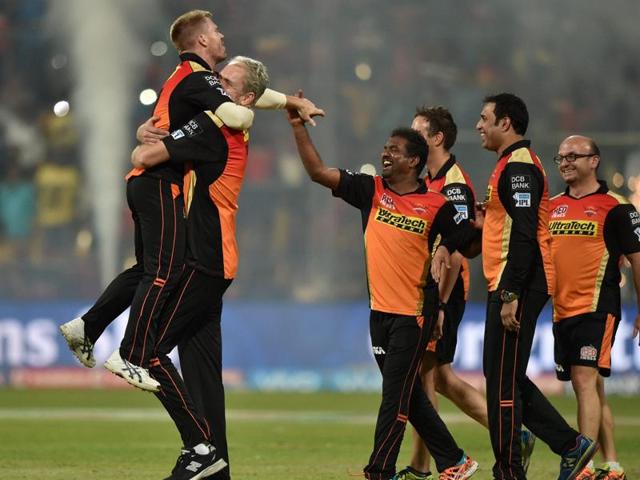 Sunrisers coach Tom Moody hugs Warner as the team’s support staff rush to congratulate them. (PTI)