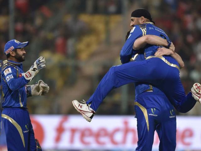Mumbai Indians player Mitchell McClenaghan celebrates a wicket with teammates Harbhajan Singh and Parthiv Patel against the RCB at M Chinnaswamy Stadium, Bangalore on May 11, 2016.  (Vipin Kumar / HT Photo) 