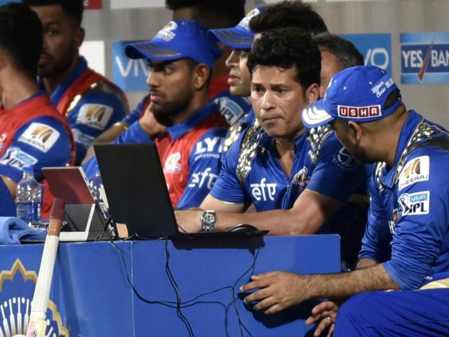 “Sachiiiiinn Sachin”: Mumbai Indians mentor Sachin Tendulkar analysing a match with Royal Challengers Bangalore from the MI dugout at M Chinnaswamy Stadium, Bangalore on May 11, 2016. (Vipin Kumar / HT Photo) 