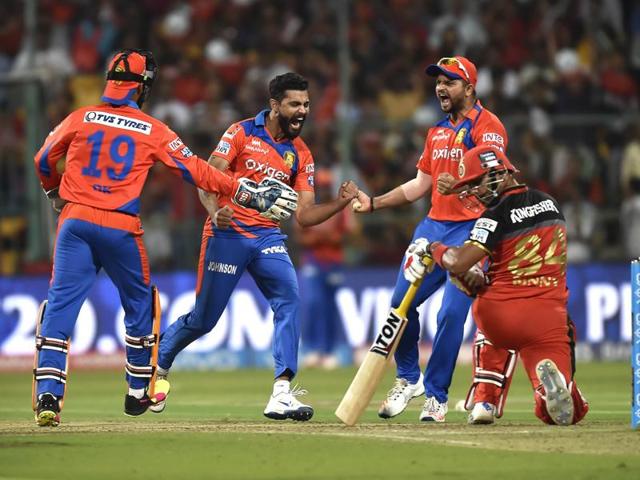 Ravindra Jadeja and Suresh Raina celebrate the wicket of Stuart Binny during first qualifier match between Gujarat Lions and Royal Challengers Bangalore at M Chinnaswamy Stadium, Bengaluru, on May 24, 2016. (Ajay Aggarwal/ HT Photo) 