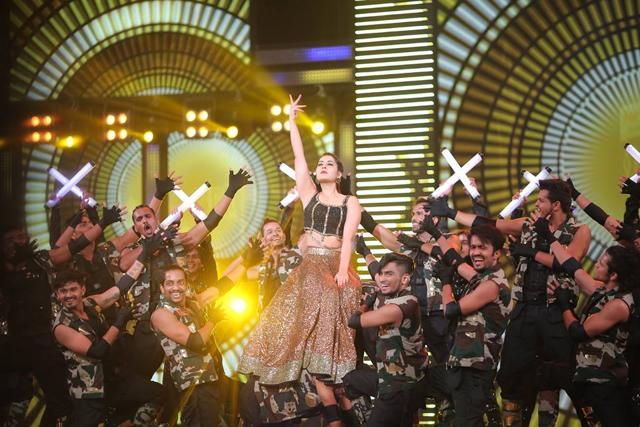 Watch Raashi Khanna put up a spectacular show. Watch Raashi Khanna put up a spectacular show.