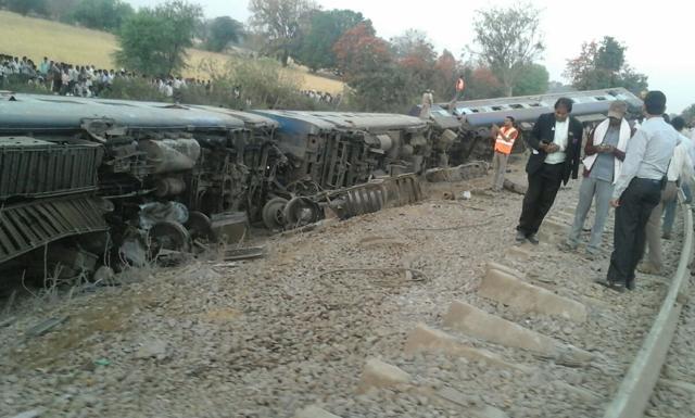Officials inspect the site where eight coaches of Mahakaushal Express derailed in Mahoba district of Uttar Pradesh. (HT Photo) Officials inspect the site where eight coaches of Mahakaushal Express derailed in Mahoba district of Uttar Pradesh. (HT Photo)