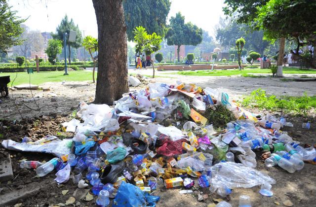 Heaps of garbage lying inside the Jallianwala Bagh , Amritsar. (Sameer Sehgal/HT Photo) Heaps of garbage lying inside the Jallianwala Bagh , Amritsar. (Sameer Sehgal/HT Photo)