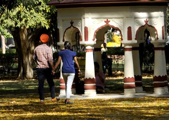 Walking in the shade at Baradari Gardens in Patiala on Thursday, March 30. (Bharat Bhushan/HT)