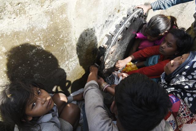 Delhiites collect water from leaking pipes as the capital braves a hot month of March. (Saumya Khandelwal/HT Photo) Delhiites collect water from leaking pipes as the capital braves a hot month of March. (Saumya Khandelwal/HT Photo)