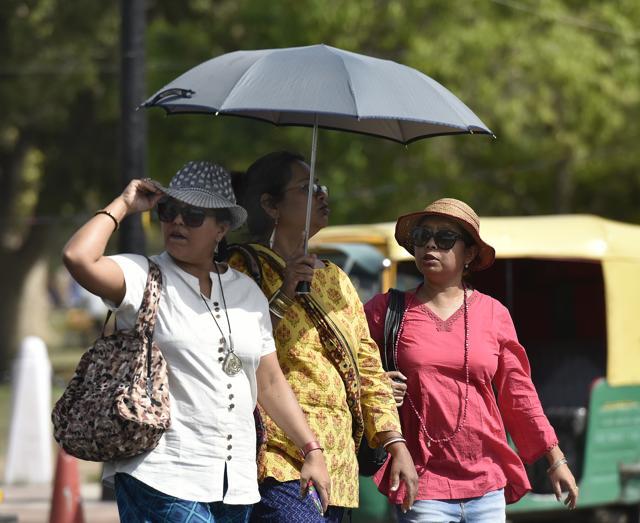 Significant rise in mercury has marked the arrival of summer Delhiites use umbrellas and hats to protect themselves from heat waves. (Vipin Kumar/HT Photo) Significant rise in mercury has marked the arrival of summer Delhiites use umbrellas and hats to protect themselves from heat waves. (Vipin Kumar/HT Photo)