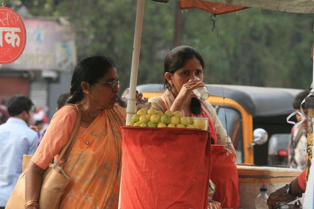 People cool themselves with a lemonade in Satara, Maharashtra, on Thursday. (HT Photo) People cool themselves with a lemonade in Satara, Maharashtra, on Thursday. (HT Photo)