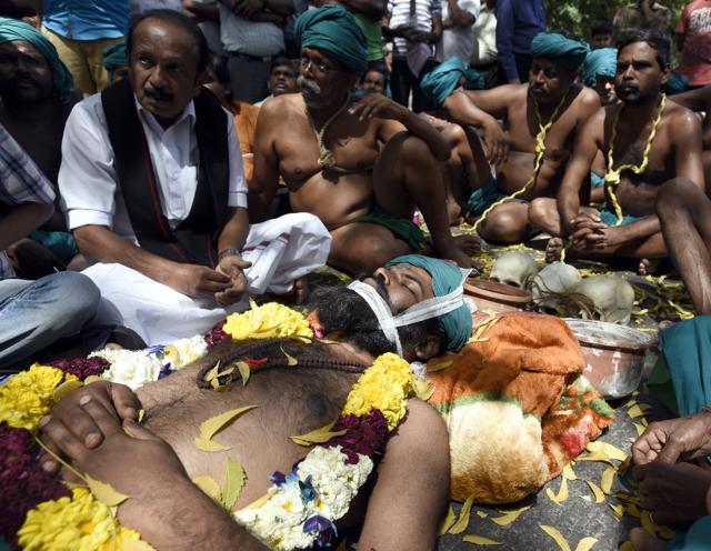 MDMK general secretary Vaiko interacts with Tamil Nadu farmers who staged a mock funeral during the protests at Jantar Mantar. (Sonu Mehta/HT PHOTO) MDMK general secretary Vaiko interacts with Tamil Nadu farmers who staged a mock funeral during the protests at Jantar Mantar. (Sonu Mehta/HT PHOTO)