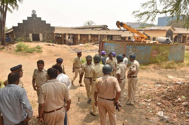 Police personnel guard MMRCL officials while they conduct the test. (Pratham Gokhale/HT Photo)