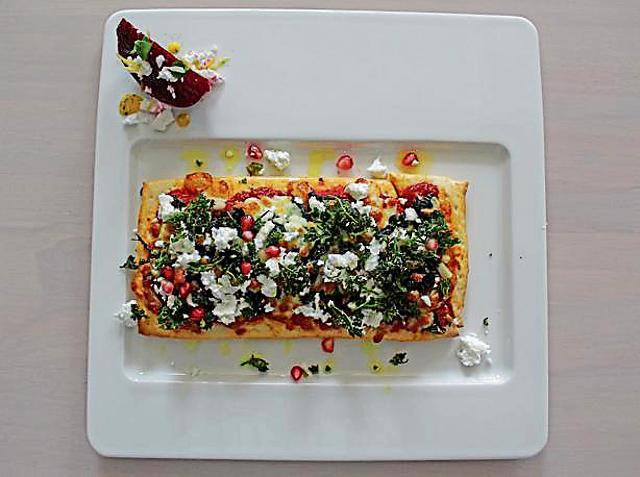 The spinach and garlic flatbread is light yet satisfying. (Satyabrata Tripathy / HT Photo)