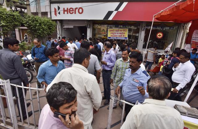 There were reports that two-wheeler majors Hero MotoCorp, Honda Motorcycle and Scooter India, Bajaj Auto and Suzuki Motorcycle were reportedly offering discounts of up to Rs 22,000 on BS-III models to liquidate stocks. (Sanjeev Verma/HT Photo) There were reports that two-wheeler majors Hero MotoCorp, Honda Motorcycle and Scooter India, Bajaj Auto and Suzuki Motorcycle were reportedly offering discounts of up to Rs 22,000 on BS-III models to liquidate stocks. (Sanjeev Verma/HT Photo)