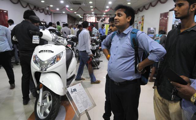 People gather at a Honda showroom for purchasing BS-III model vehicles in Gurgaon’s Sector-14. (Parveen Kumar / HT Photo) People gather at a Honda showroom for purchasing BS-III model vehicles in Gurgaon’s Sector-14. (Parveen Kumar / HT Photo)