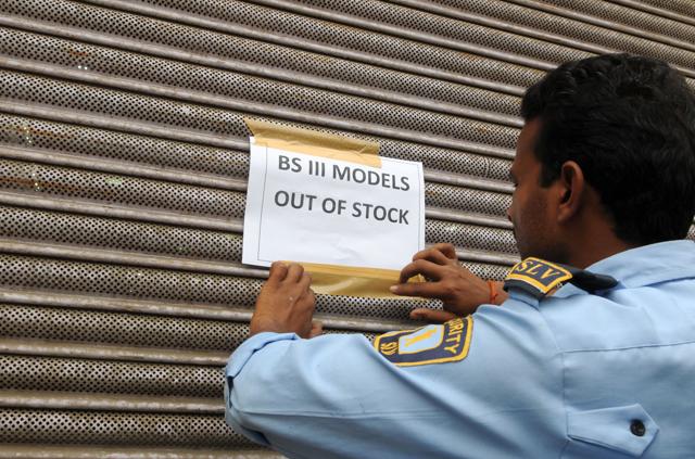 Honda showrooms in Gurgaon had to down their shutters following rush of customers for clearance sale after the ban of BS-III models by the Supreme Court. (Parveen Kumar / HT Photo) Honda showrooms in Gurgaon had to down their shutters following rush of customers for clearance sale after the ban of BS-III models by the Supreme Court. (Parveen Kumar / HT Photo)