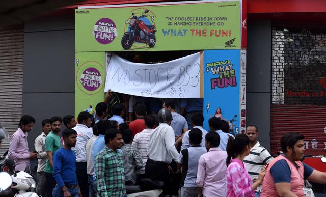 Some dealers, which had initially offered a flat discount of Rs 10,000 on BS-III scooters and motorcycles, later increased it to Rs 22,000. (Arun Sharma/HT PHOTO) Some dealers, which had initially offered a flat discount of Rs 10,000 on BS-III scooters and motorcycles, later increased it to Rs 22,000. (Arun Sharma/HT PHOTO)