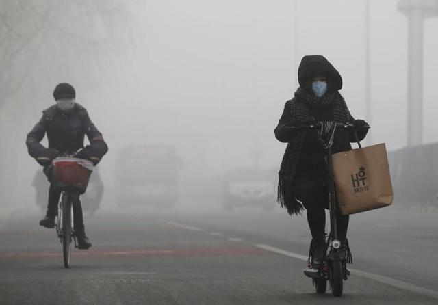 People cover their face to protect themselves from smog in Beijing, China. (Reuters File Photo) People cover their face to protect themselves from smog in Beijing, China. (Reuters File Photo)