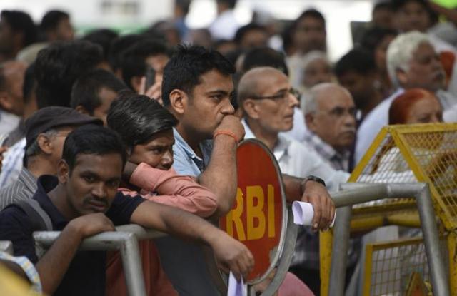 Delhi Police had to resort to mild force to control the crowd waiting outside around noon. (Ravi Choudhary/HT PHOTO) Delhi Police had to resort to mild force to control the crowd waiting outside around noon. (Ravi Choudhary/HT PHOTO)