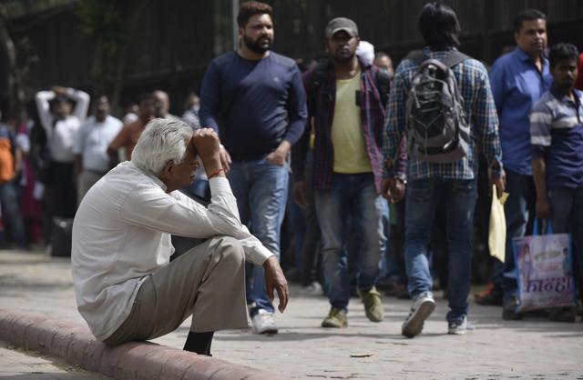 Many people, who had come in the hope of depositing their old demonetised notes, had to go back disappointed when they were turned away. (Ravi Choudhary/HT PHOTO) Many people, who had come in the hope of depositing their old demonetised notes, had to go back disappointed when they were turned away. (Ravi Choudhary/HT PHOTO)