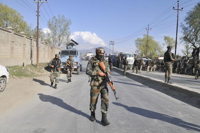 Army personnel near the site of a militant attack in Sempora area on the outskirts of Srinagar on Monday. (Waseem Andrabi/ HT Photo) Army personnel near the site of a militant attack in Sempora area on the outskirts of Srinagar on Monday. (Waseem Andrabi/ HT Photo)