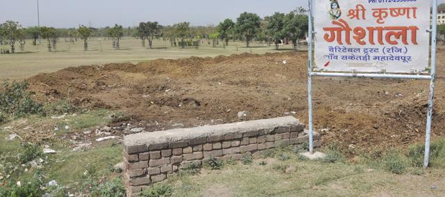 Garbage dumped at recreational park, built by HUDA, at the edge of Saketri village. (Sant Arora/HT Photo) Garbage dumped at recreational park, built by HUDA, at the edge of Saketri village. (Sant Arora/HT Photo)