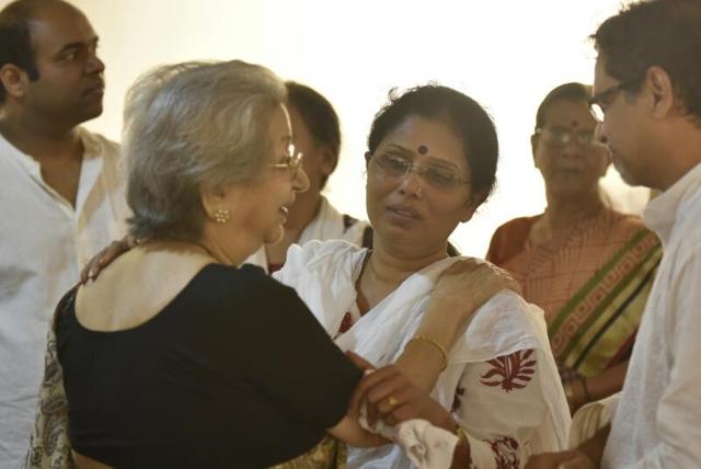 Theatre and film director Vijaya Mehta talks to Nandani Bedekar, a student of Kishori Amonkar, at the Ravindra Natya Mandir. (HT) Theatre and film director Vijaya Mehta talks to Nandani Bedekar, a student of Kishori Amonkar, at the Ravindra Natya Mandir. (HT)