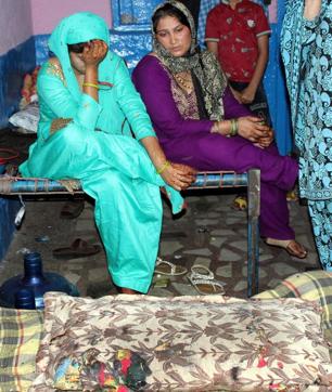 The family members of Gulista show a burnt bed after the acid attack. (Ameeruddin / HT photo) The family members of Gulista show a burnt bed after the acid attack. (Ameeruddin / HT photo)